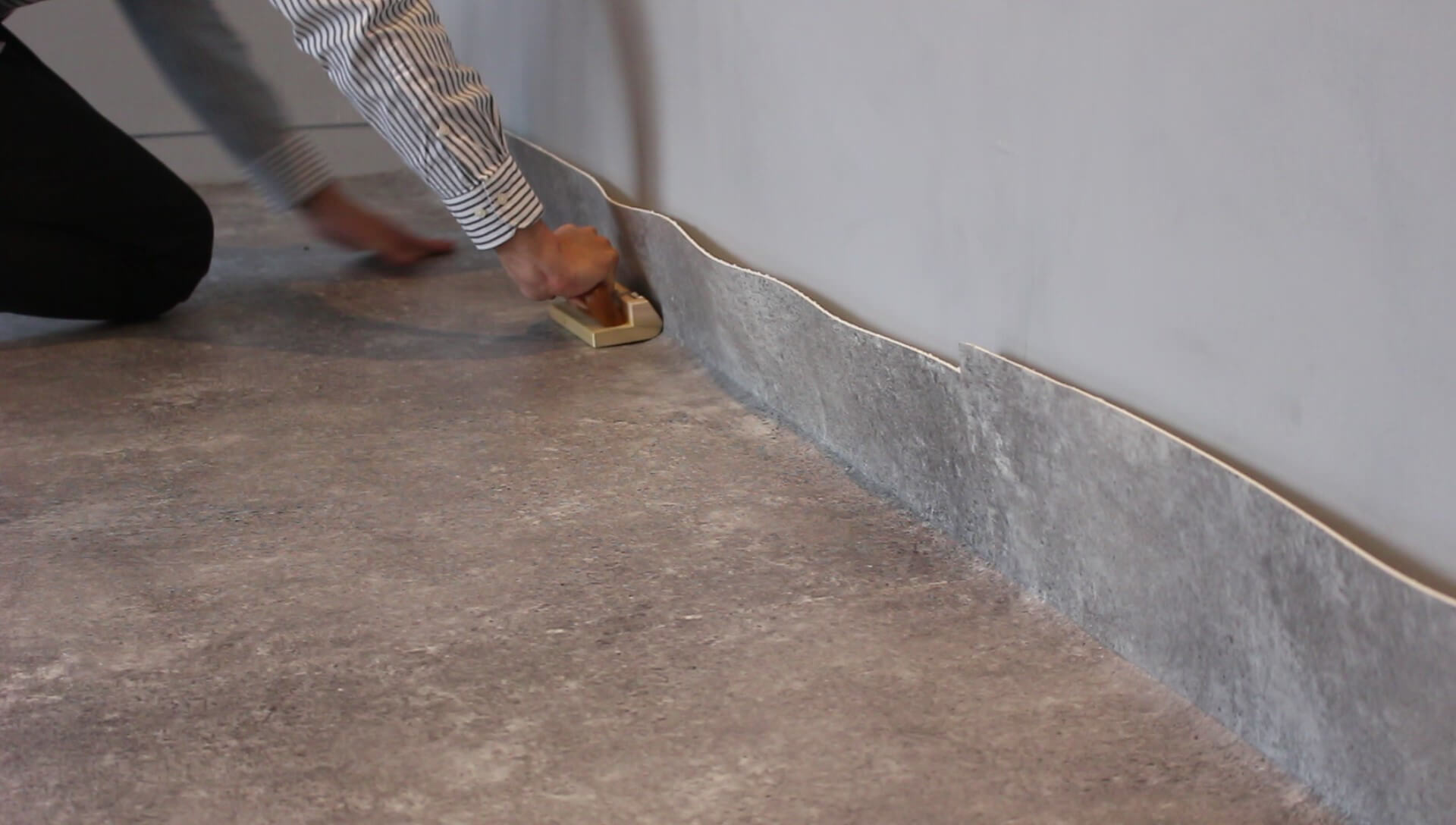 壁際の余ったクッションフロアを切るには『ぴったりカッター』がおすすめ！ | DIY MAGAZINE